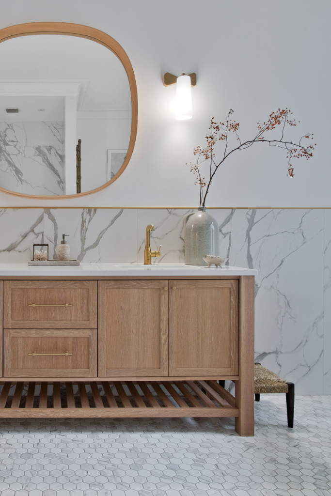 niebieskie płytki łazienkowe eleganckie wnętrze z mozaiką flabellum głębia oceanu raw decor granatowy kolor aranżacja