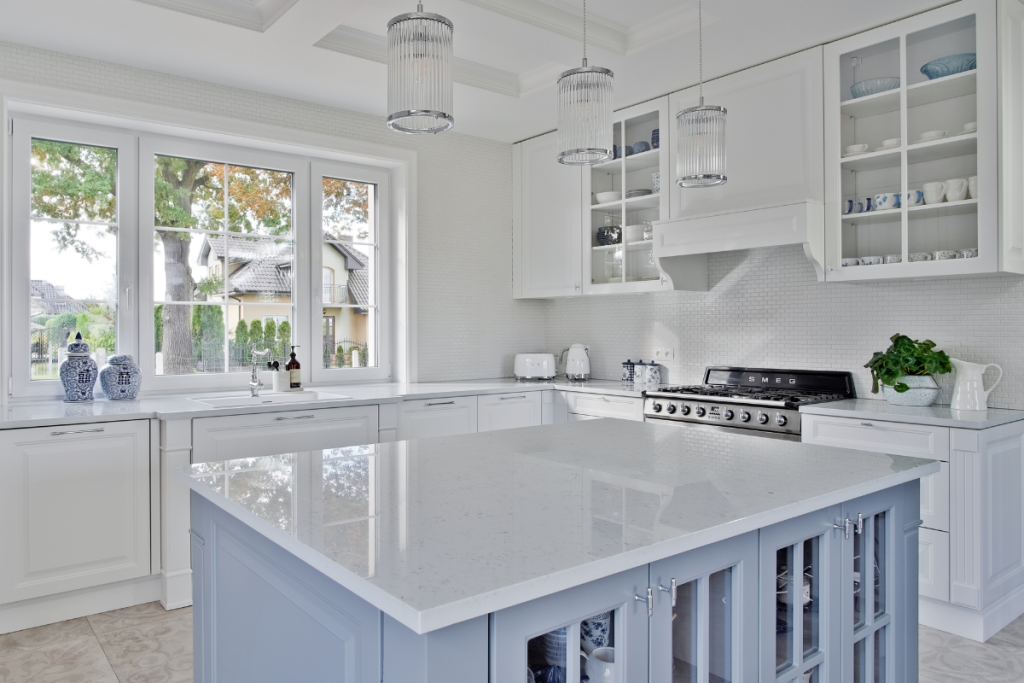 płytki ceramiczne dekoracyjne raw decor mini cegiełka biała połysk w kuchni hampton